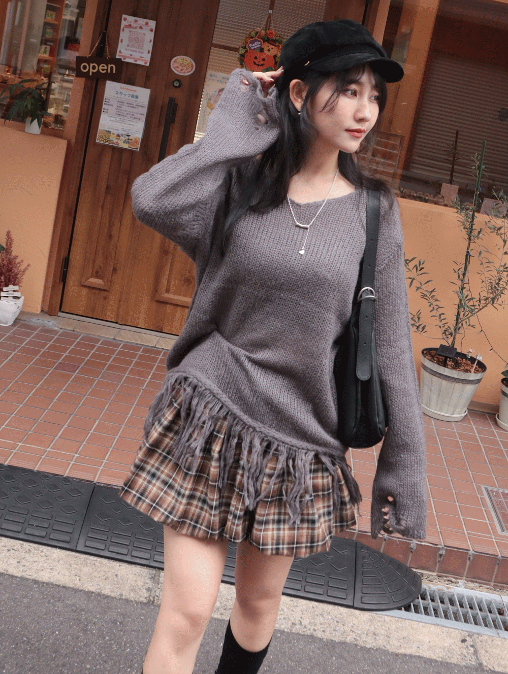 25H113 瑪黑區拿著畫報的女子 流蘇長板針織毛衣 (質感非常好 自留款)