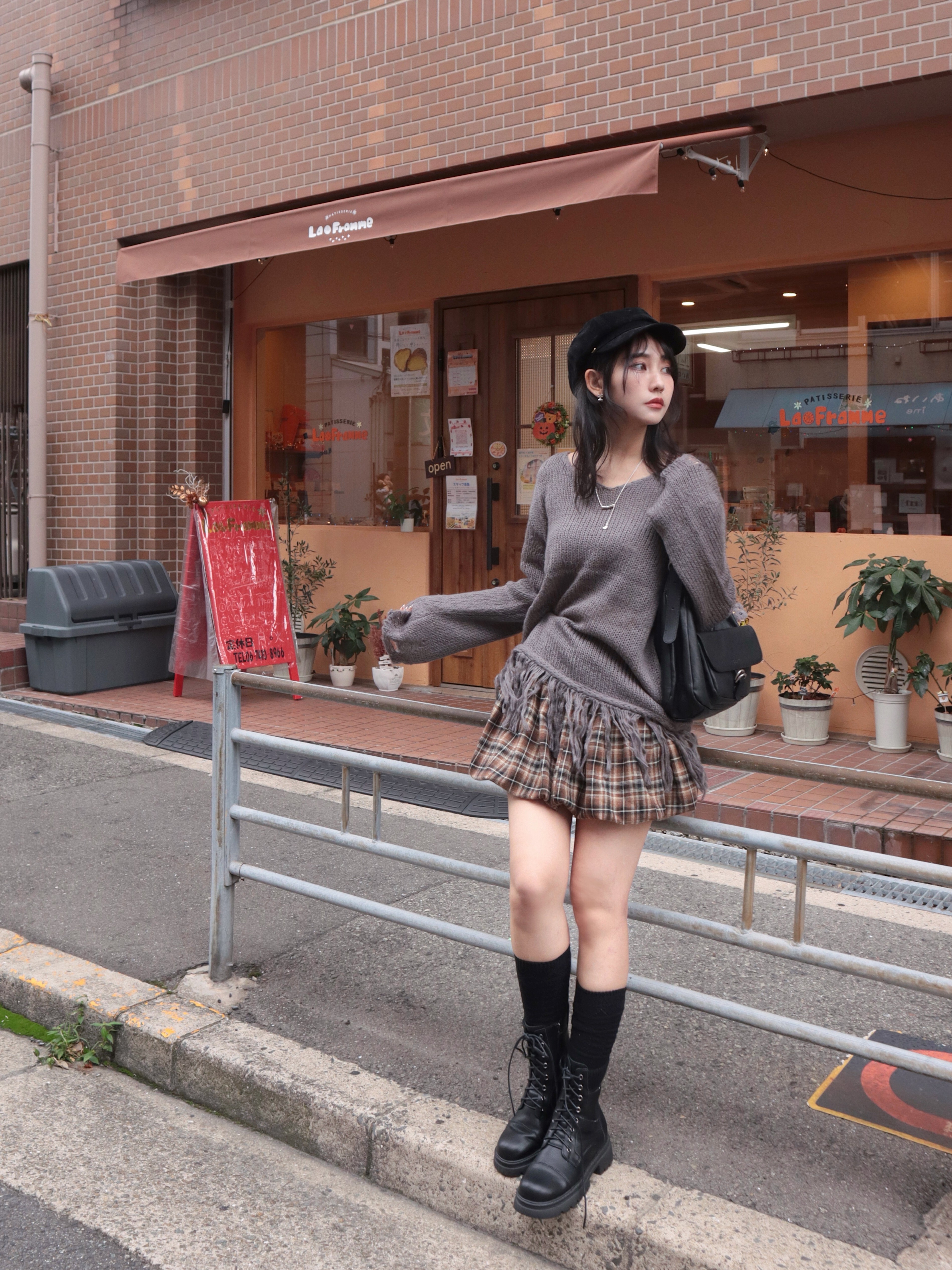 25H113 瑪黑區拿著畫報的女子 流蘇長板針織毛衣 (質感非常好 自留款)