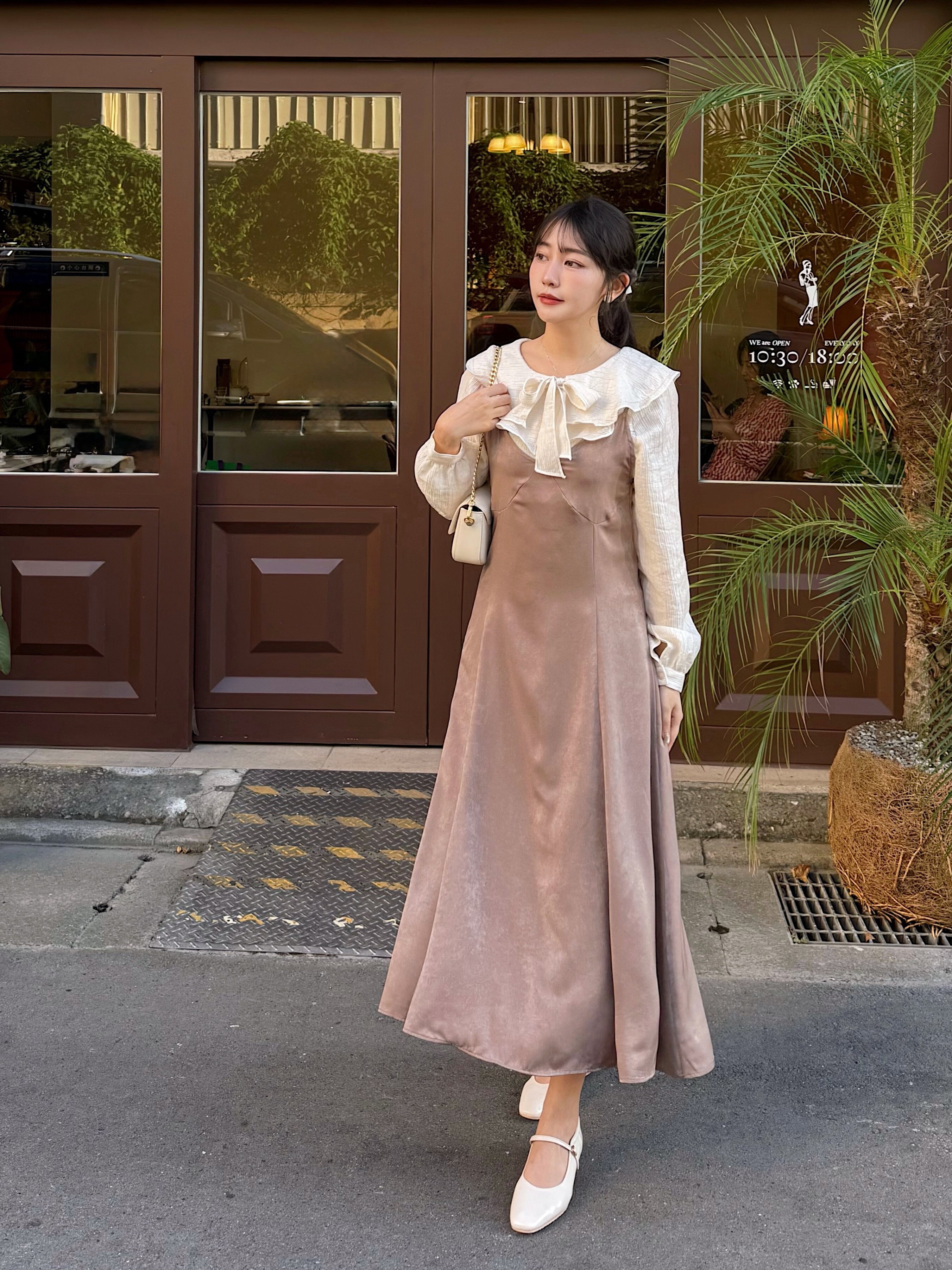 25H124 知性與性感並存 弧形削胸剪裁麂皮緞光細肩帶長洋