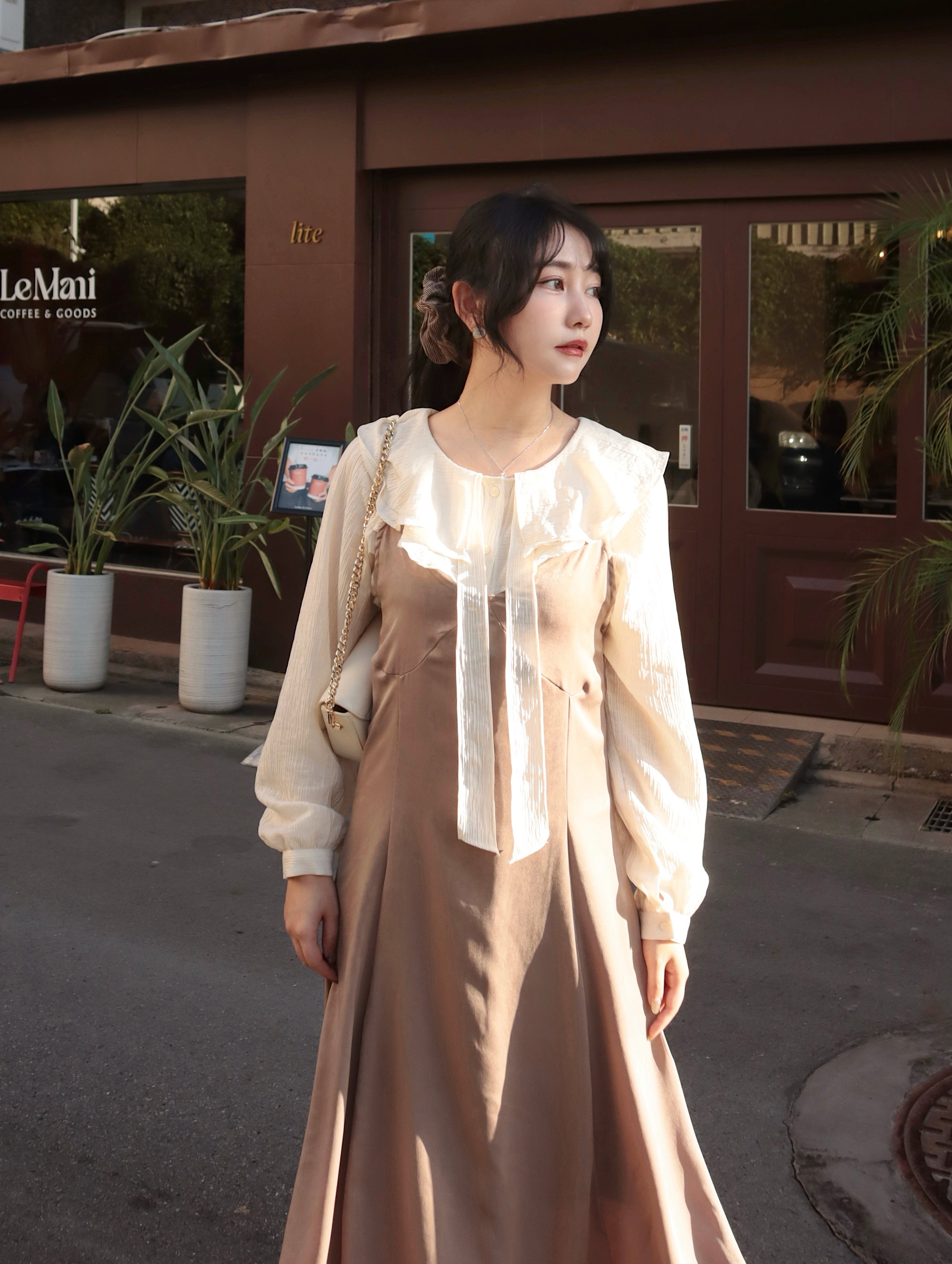 25H124 知性與性感並存 弧形削胸剪裁麂皮緞光細肩帶長洋