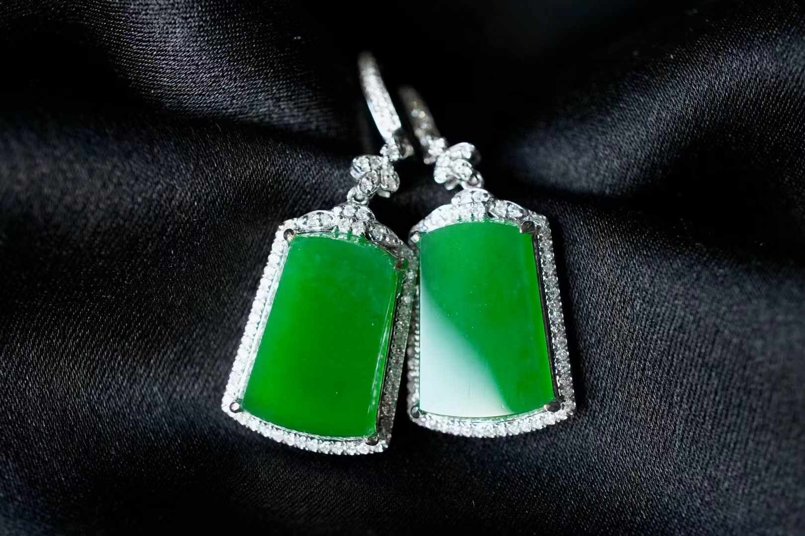 101481 翡翠冰辣陽綠無事牌耳墜