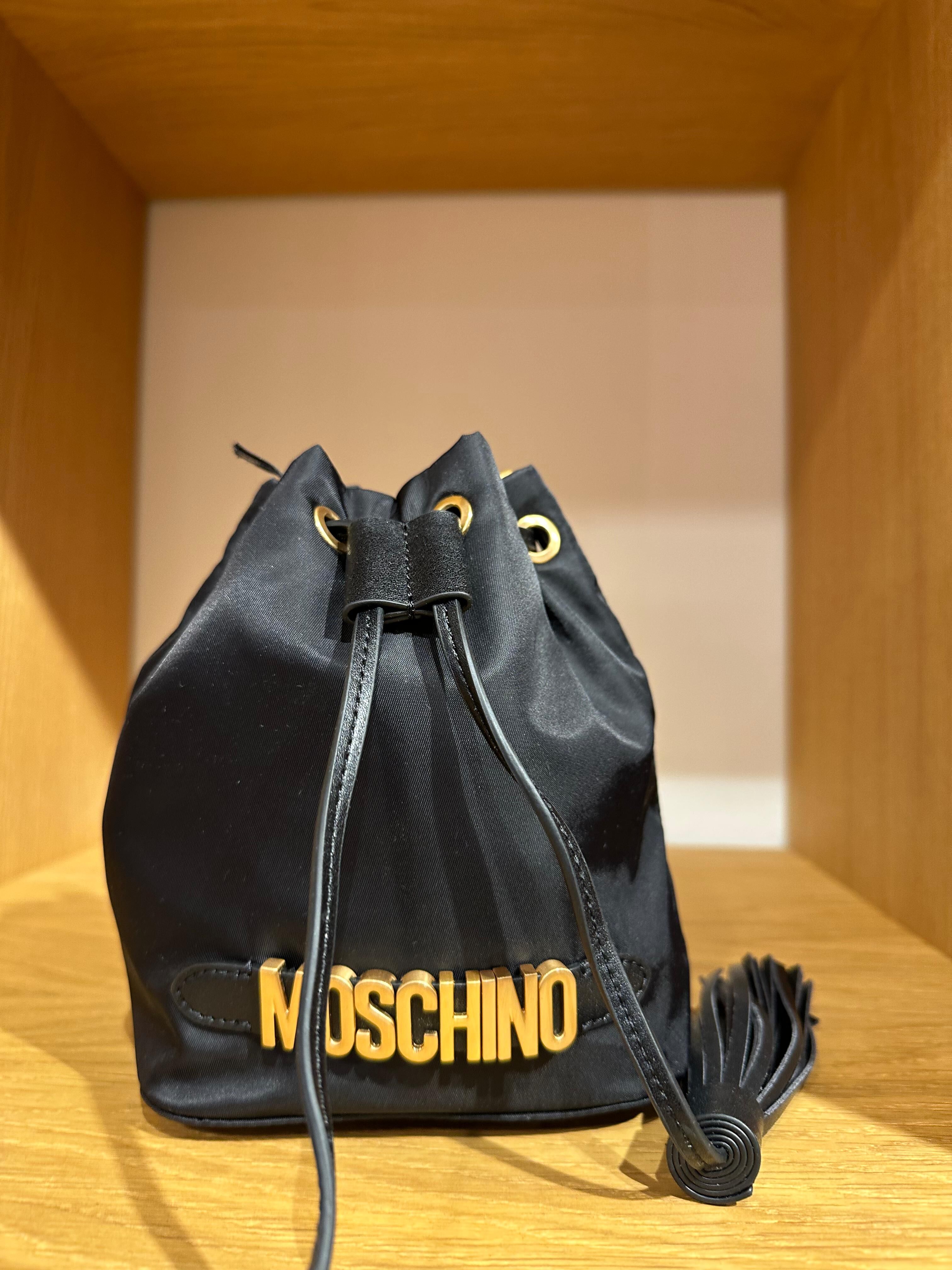 【現貨】Moschino LL1025109 金字LOGO水桶包(黑色)(2B8407 8202 1555)