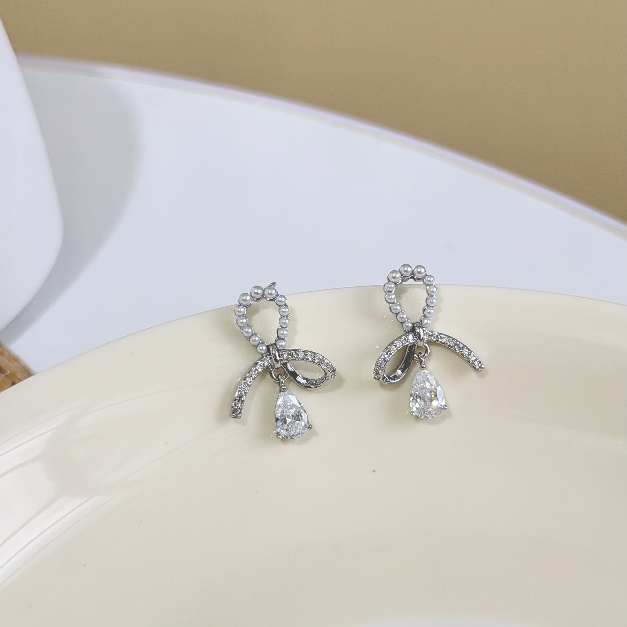 C237珍珠排鑽蝴蝶結水滴鋯石耳針