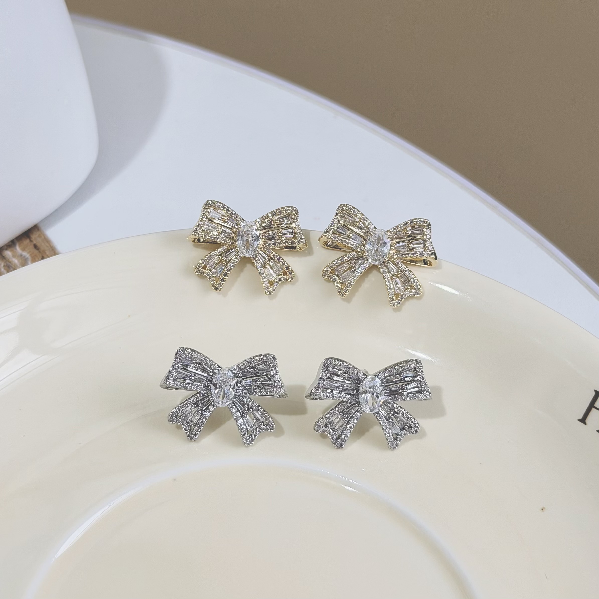 C243排鑽鋯石蝴蝶結耳針