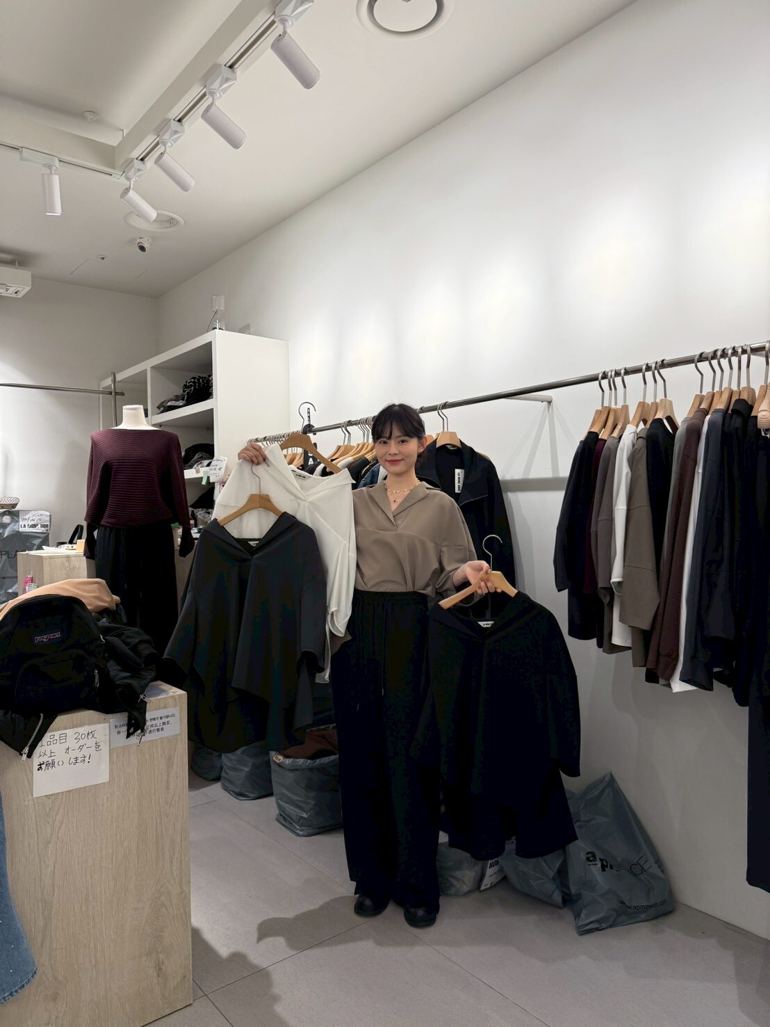 LA5119 上下車線拼接開V領上衣