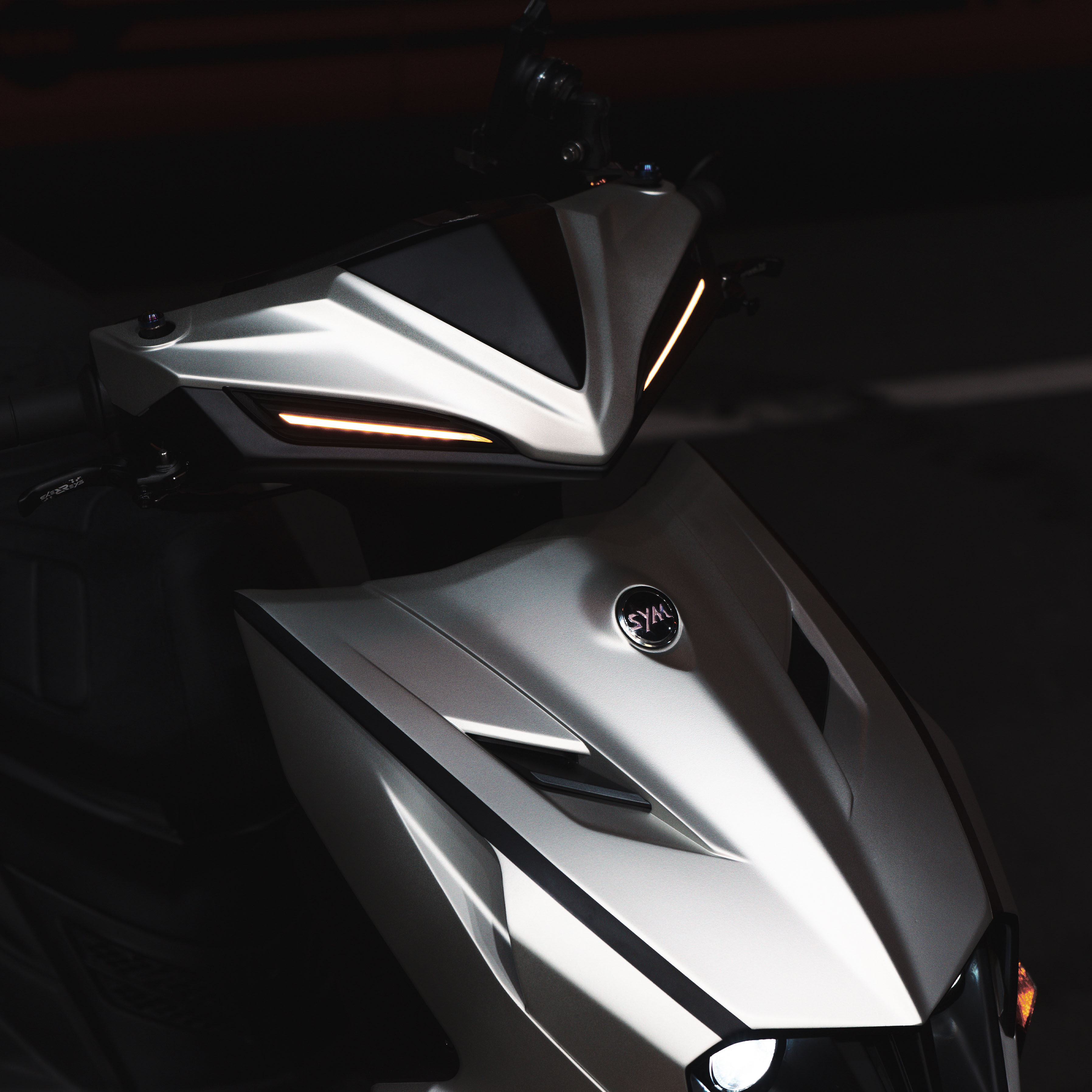 【APEXX媚眼日行燈】