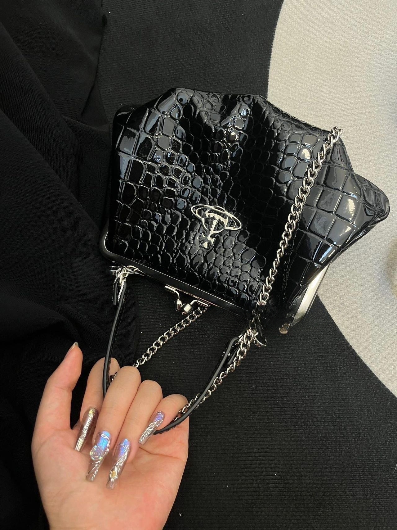 代購-Vivienne Westwood 星球Logo 鰐魚壓紋 小牛皮 單肩包 手提包 黑