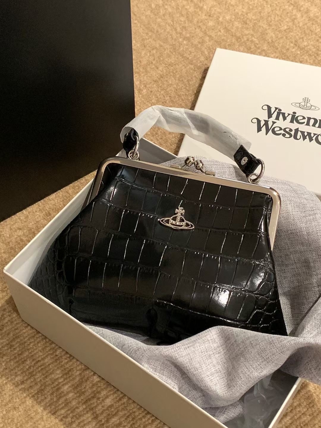 代購-Vivienne Westwood 星球Logo 鰐魚壓紋 小牛皮 單肩包 手提包 黑