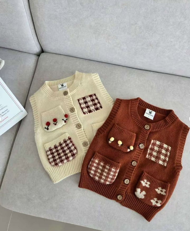 HCB10T005WE 米白可愛圖鑑針織排扣背心