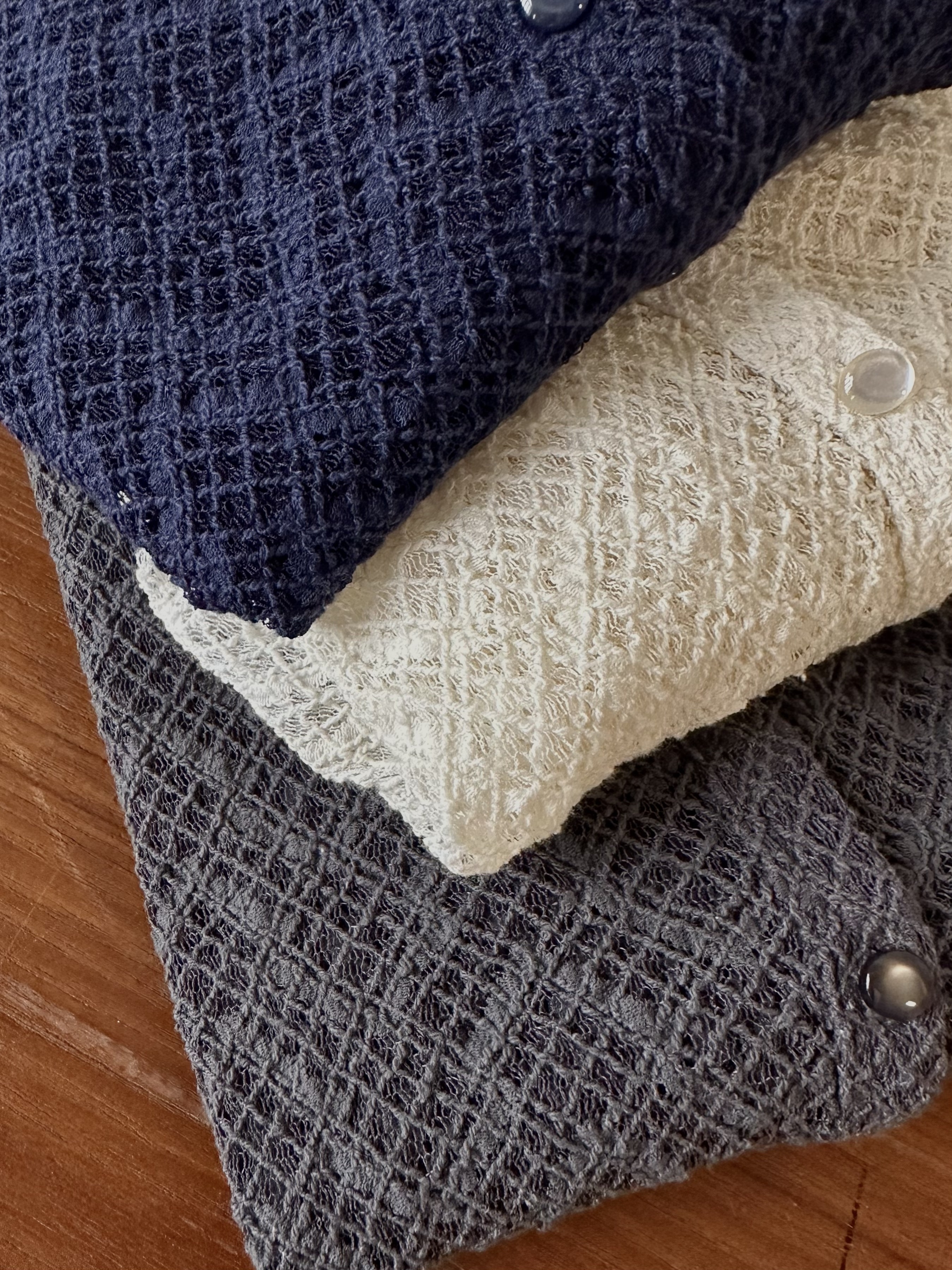 精緻感縷空格紋開胸上衣 - JK53863