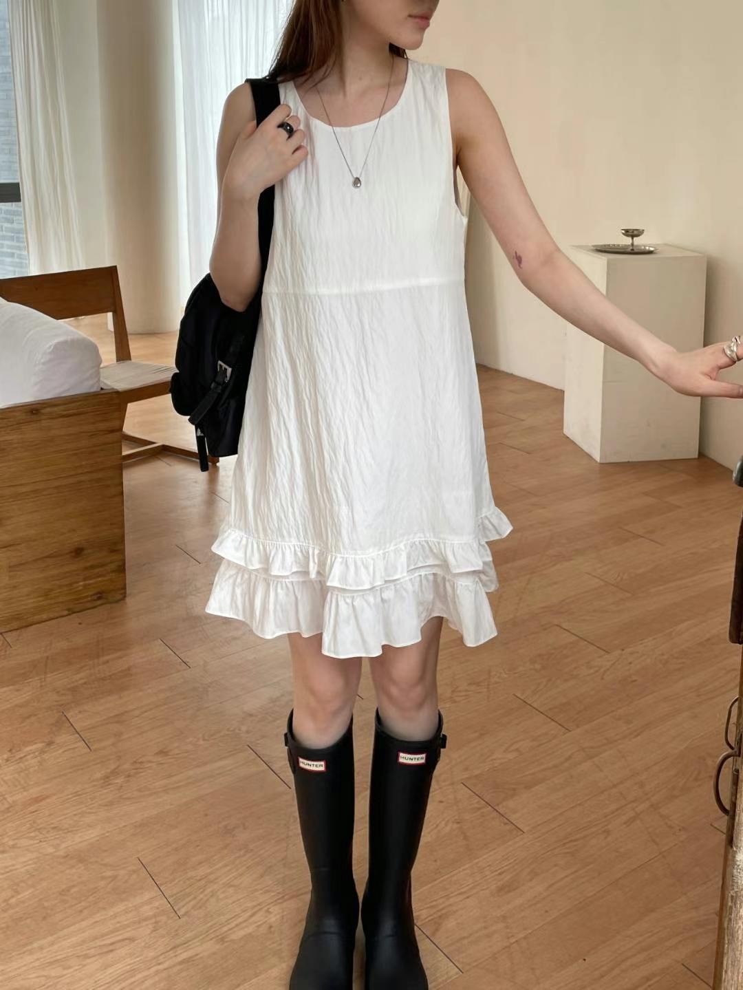 D07 下擺荷花小洋裝(黑/白)