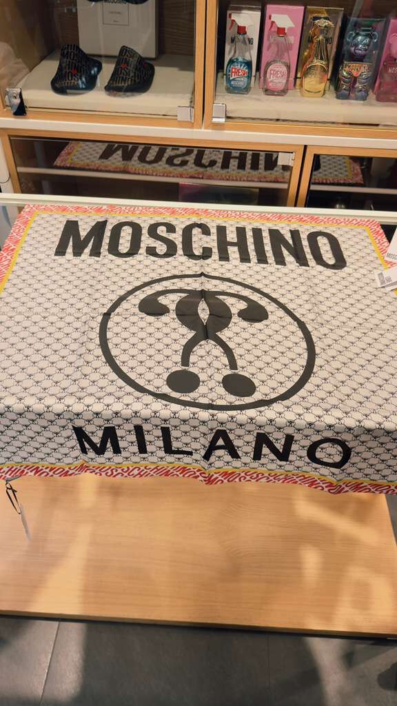 【直播】Moschino LL1025133 LOGO方巾 (03549 M2667 001)