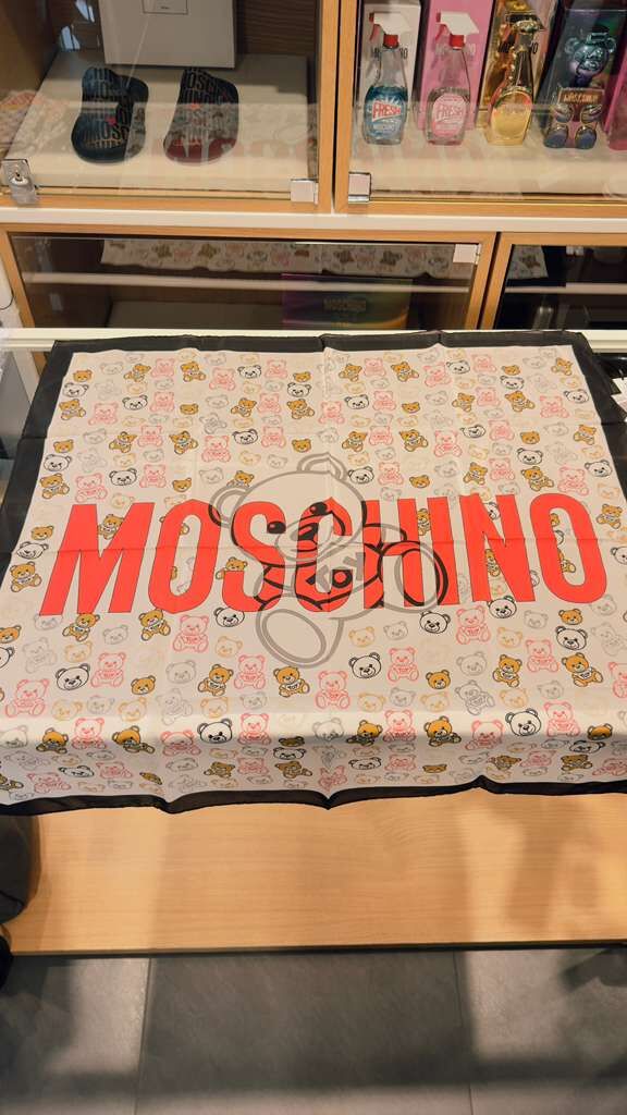 【直播】Moschino LL1025134 LOGO小熊方巾 (03525 M2520 003)