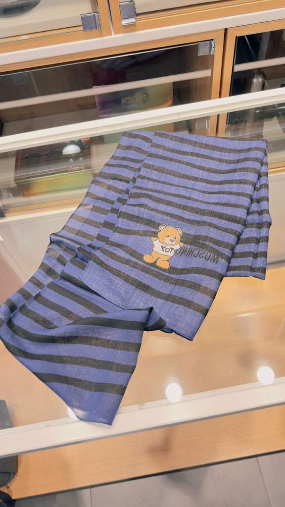 【直播】Moschino LL1025135 間條小熊方巾 (50147 M5625 001)