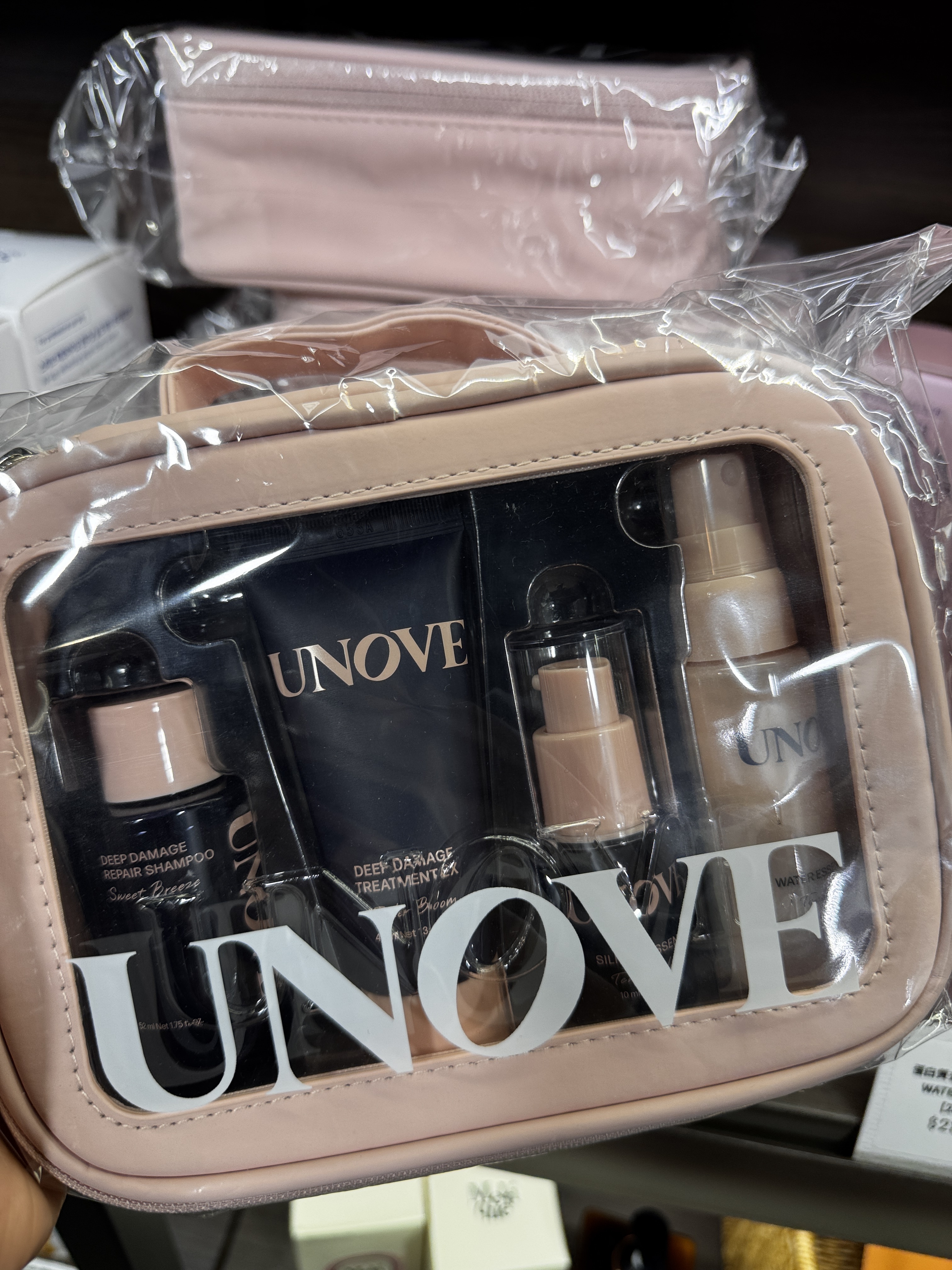 UNOVE 深層修護護理旅行套裝【專為修復受損髮質而設計此套裝包含洗髮精、護髮素、髮油精華和水精華噴霧等產品，能為頭髮補充蛋白質並提供營養】