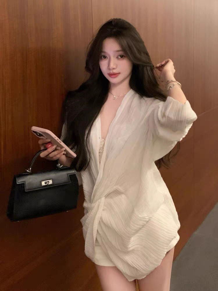 慵懶性感 V領扭轉長版襯衫