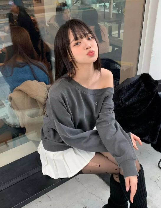 【代購】Letter from moon 斜肩上衣 斜肩大學T 露肩 性感 趙露思同款 許我耀眼 (6色)