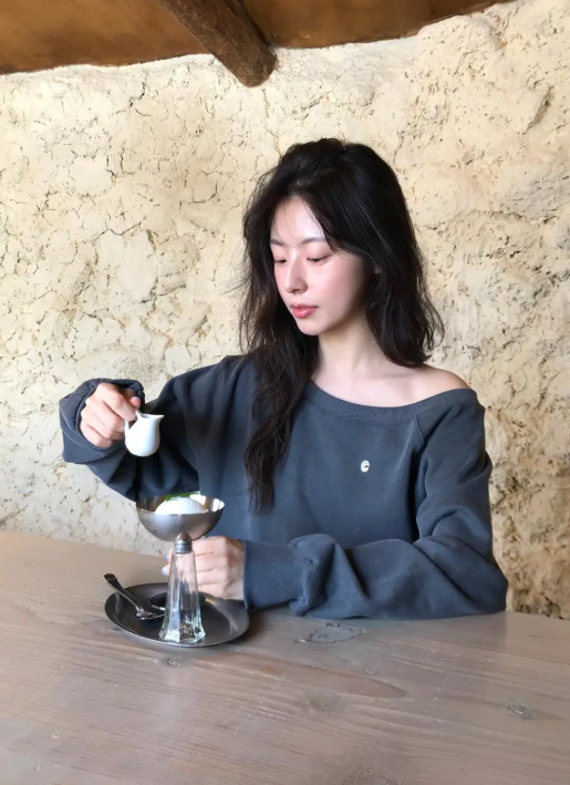 【代購】Letter from moon 斜肩上衣 斜肩大學T 露肩 性感 趙露思同款 許我耀眼 (6色)