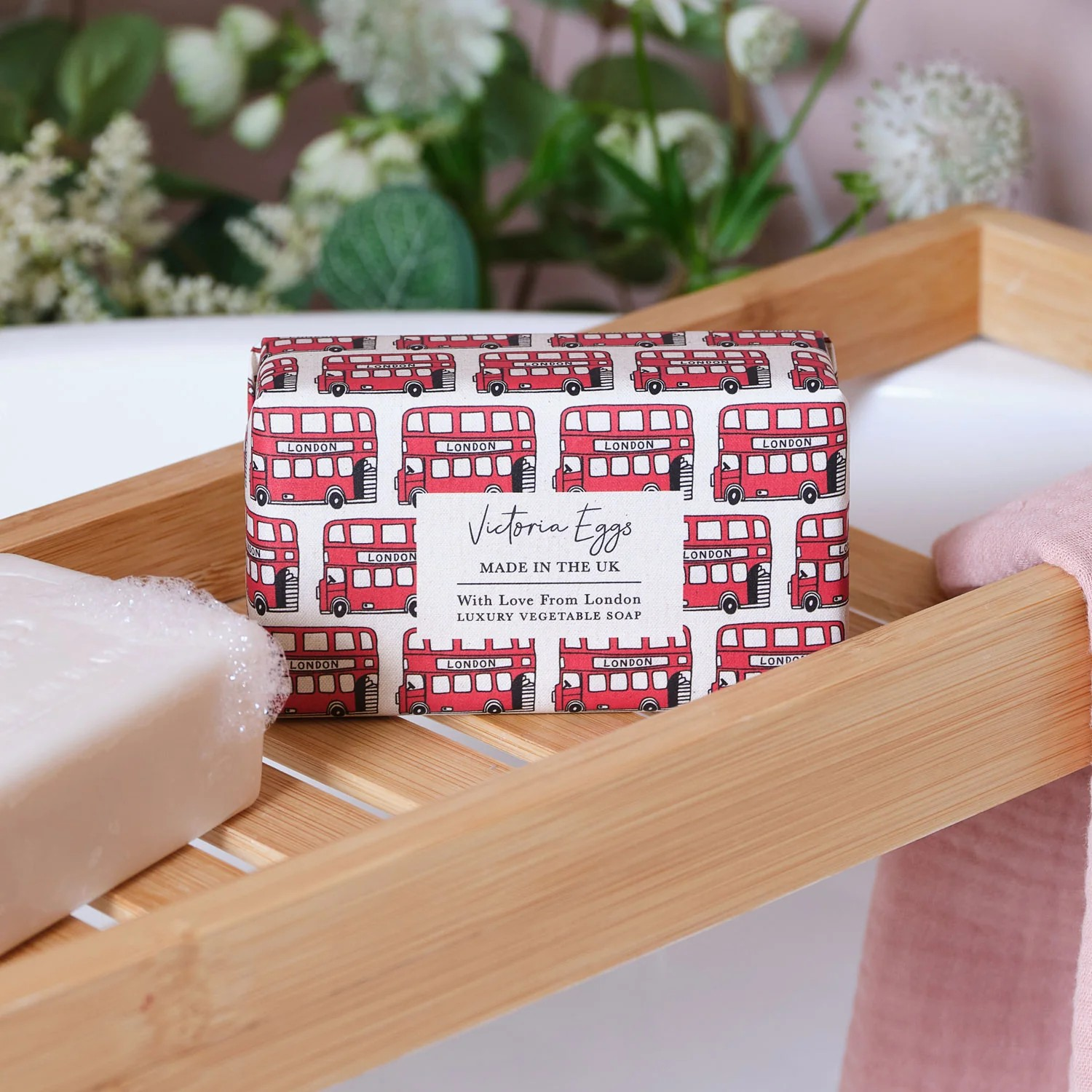 1VE1026-079 VICTORIA EGGS London Bus Luxury Soap - Rhubarb & Custard #SOAP02 (D-EU-E)