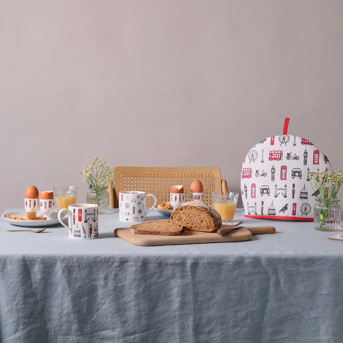 1VE1026-082 VICTORIA EGGS London Icons Tea Cosy #TC02 (D-EU-E)