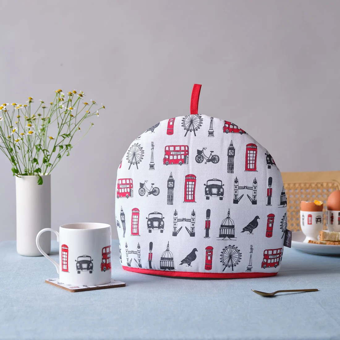 1VE1026-082 VICTORIA EGGS London Icons Tea Cosy #TC02 (D-EU-E)