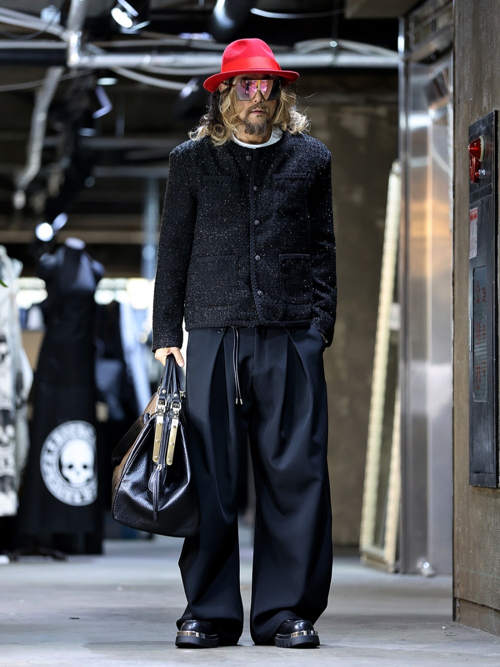 腰帶扣寬西裝彎刀褲