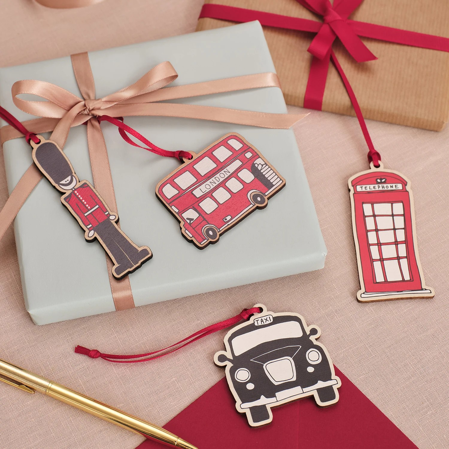 1VE1026-088 VICTORIA EGGS Taxi Wooden Decoration #DEC03 (D-EU-E)