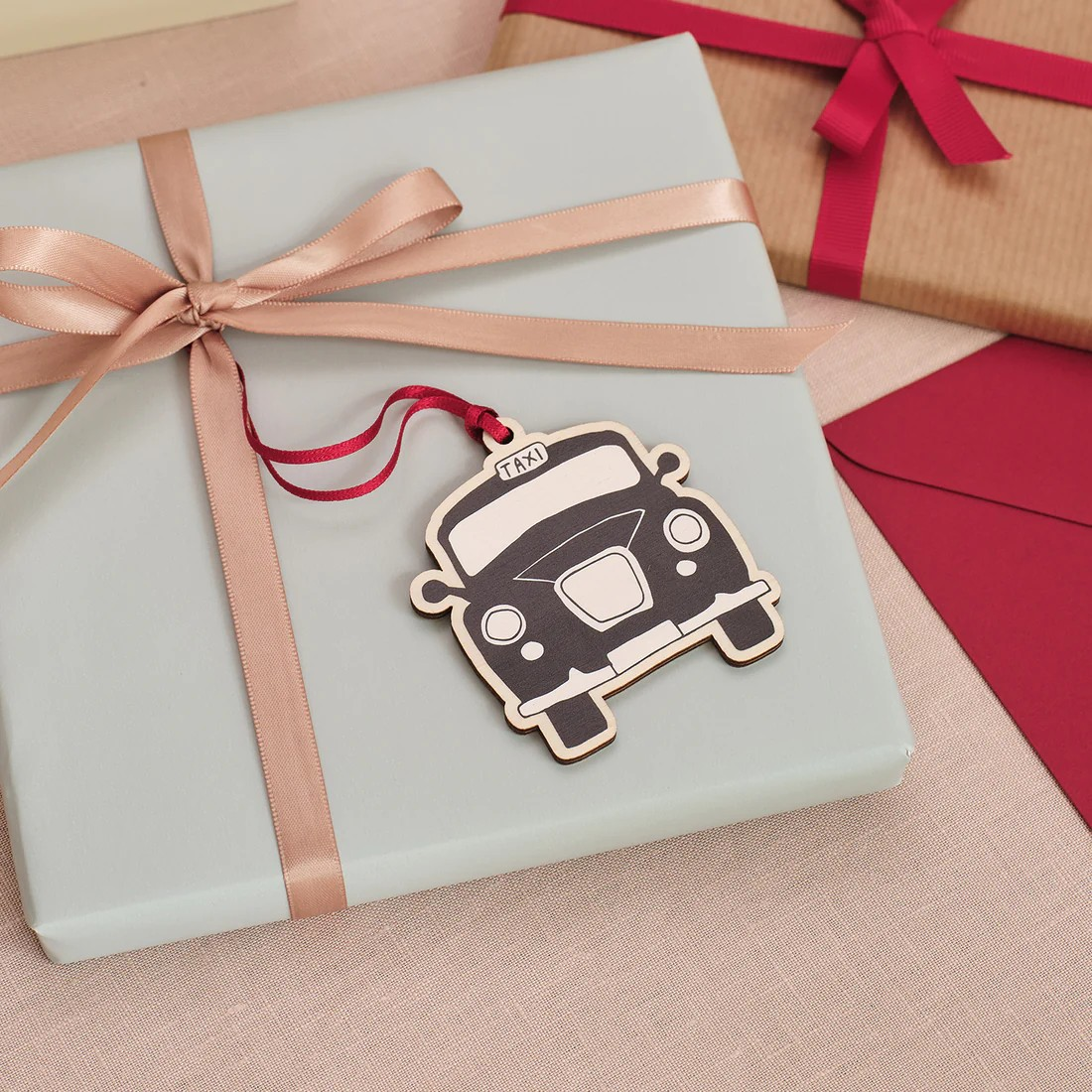 1VE1026-088 VICTORIA EGGS Taxi Wooden Decoration #DEC03 (D-EU-E)