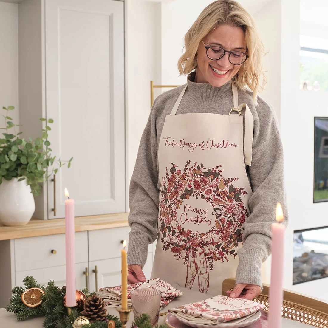 1VE1026-104 VICTORIA EGGS Two Turtle Doves Apron #AP47 (D-EU-E)