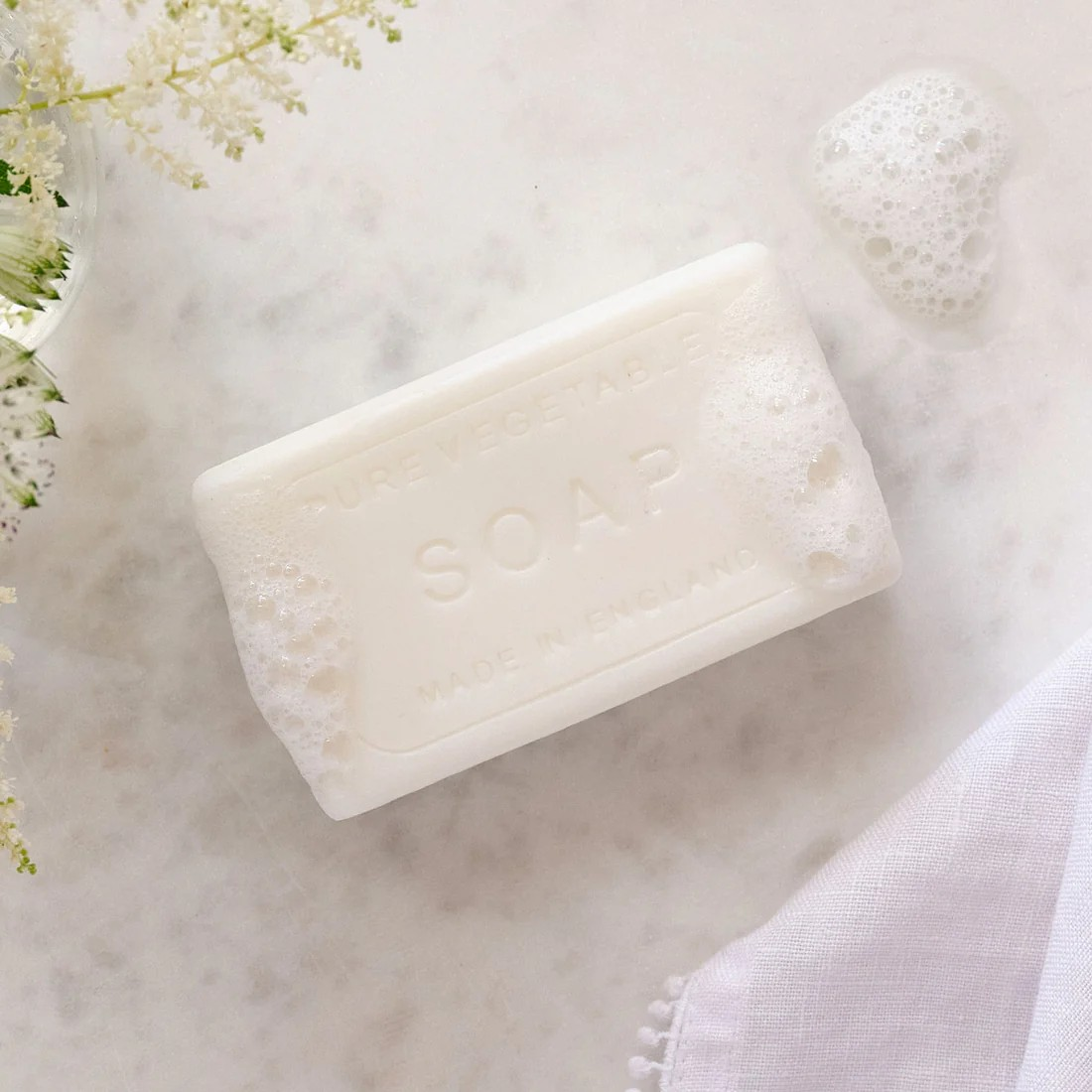 1VE1026-118 VICTORIA EGGS Two Turtle Doves Soap Bar - Winter Flowers #SOAP09 (D-EU-E)
