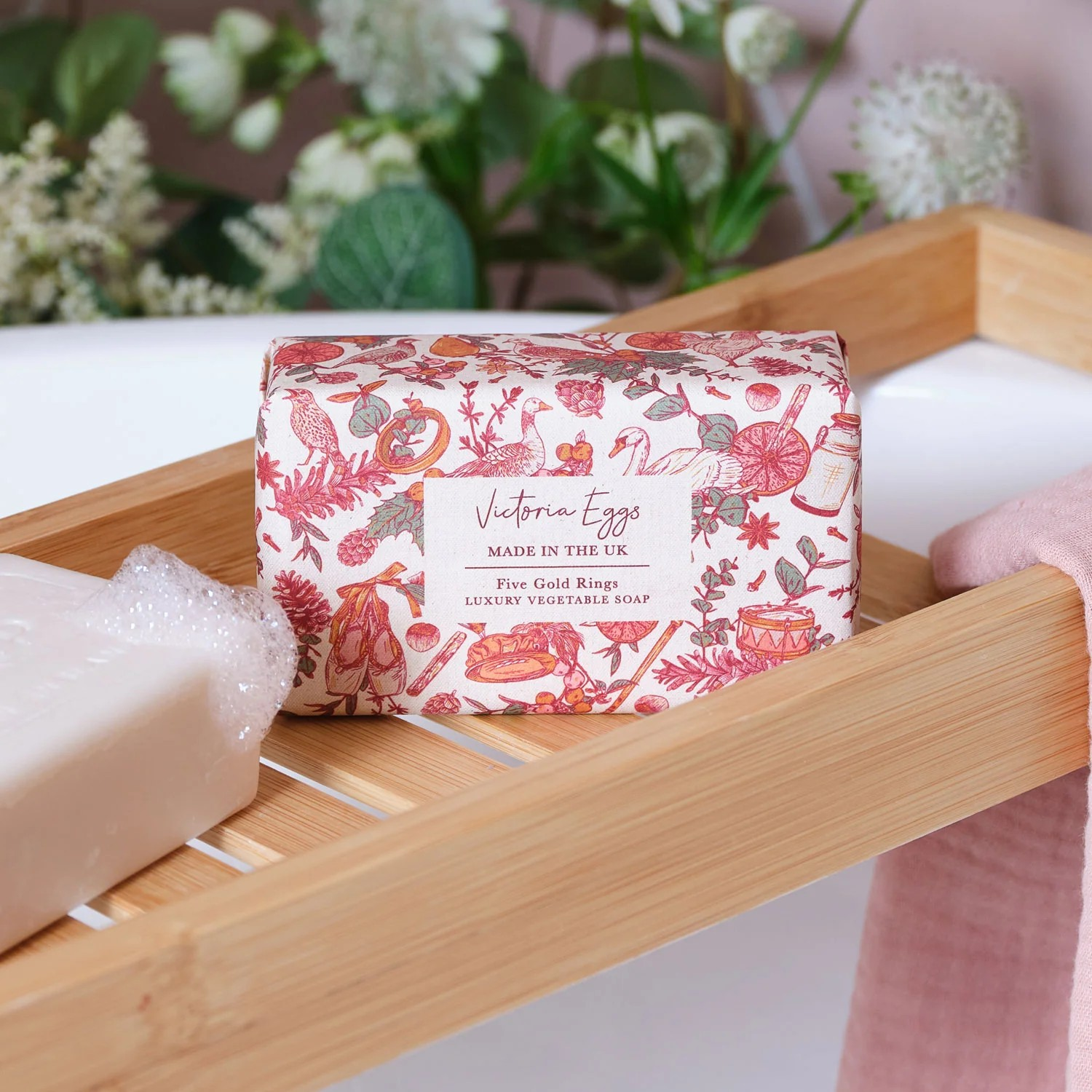 1VE1026-116 VICTORIA EGGS Five Gold Rings Luxury Christmas Soap #SOAP04 (D-EU-E)