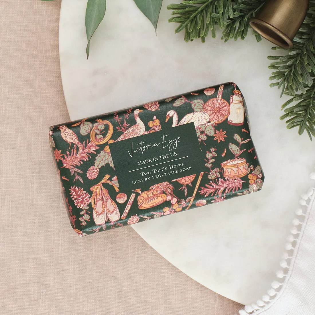 1VE1026-118 VICTORIA EGGS Two Turtle Doves Soap Bar - Winter Flowers #SOAP09 (D-EU-E)