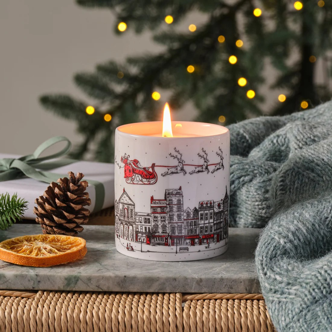 1VE1026-130 VICTORIA EGGS Santa's Sleigh Winter Forest Luxury Christmas Candle #CAND01 (D-EU-E)