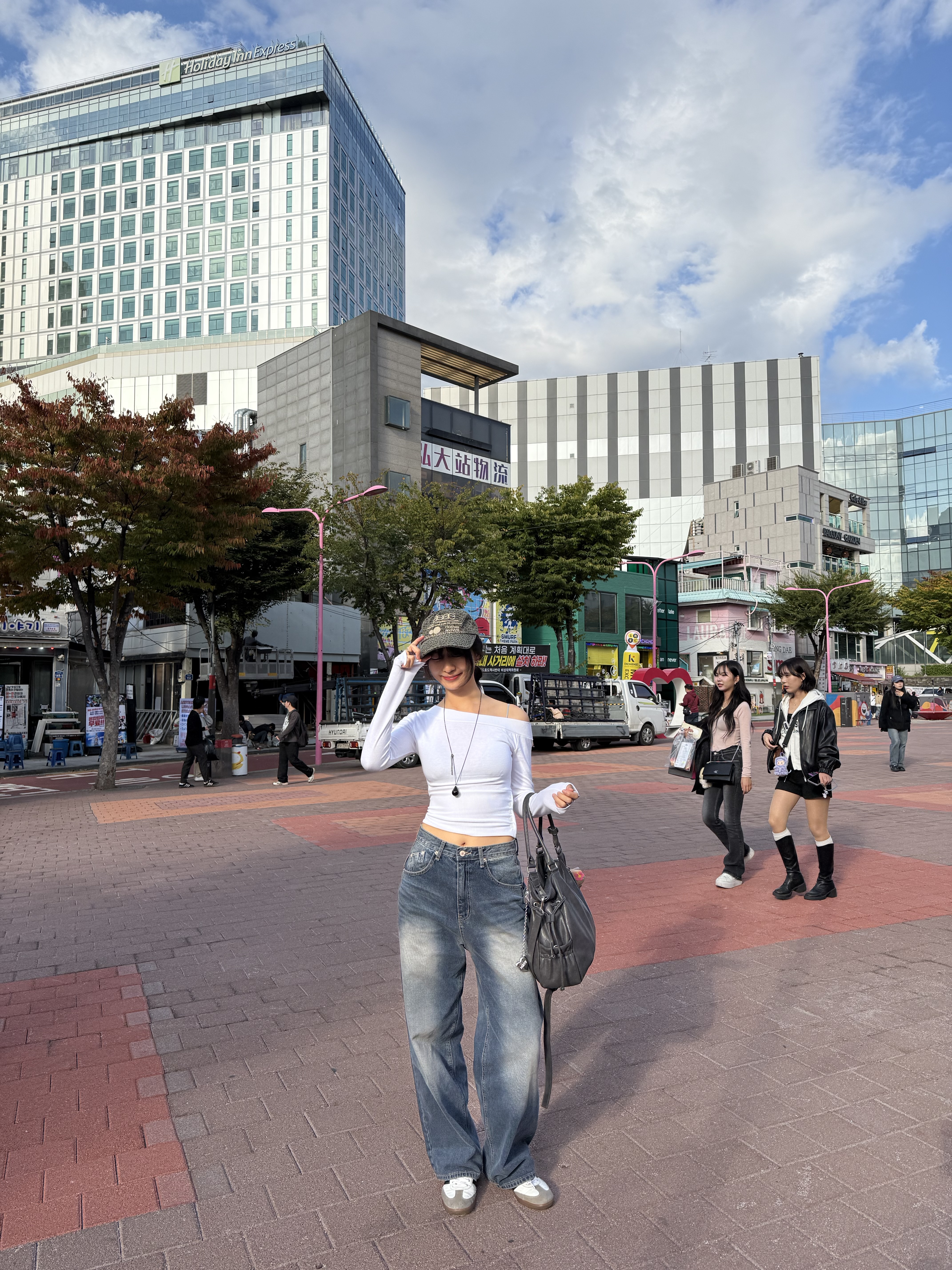 (訂購) 小露膊鈕扣個性直紋上衣T1030(黑/白/灰)