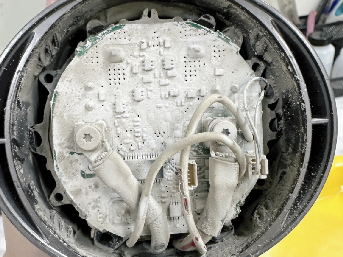 維修前 充電座與接點氧化或主機板保護