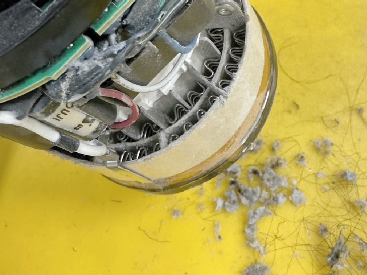 維修前的內部積塵與接點氧化狀況