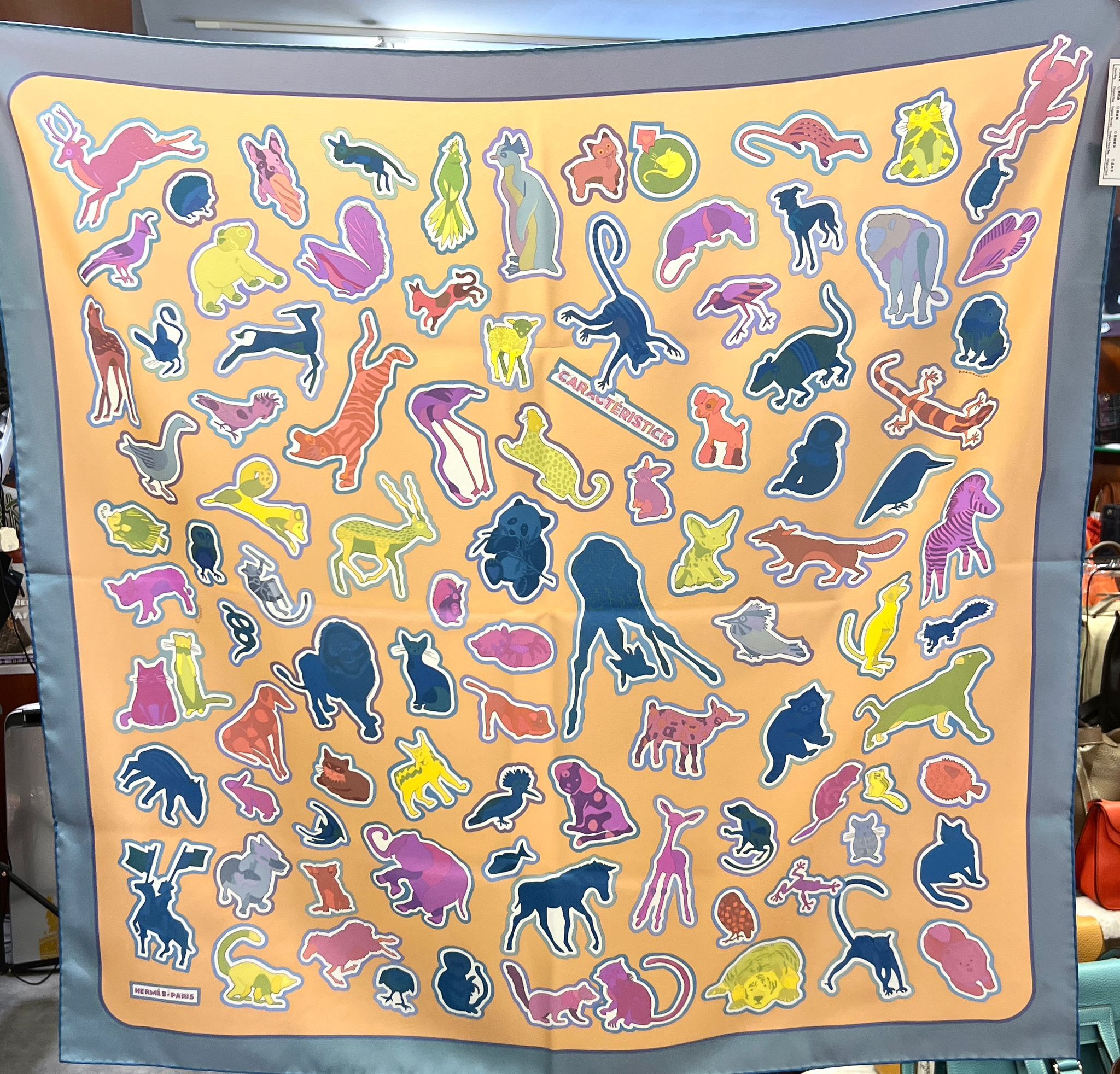 全新HERMES絲巾 90x90cm H904165S 玫瑰粉多色雙面 CARACTERISTICK #BRAND NEW #香榭站正品