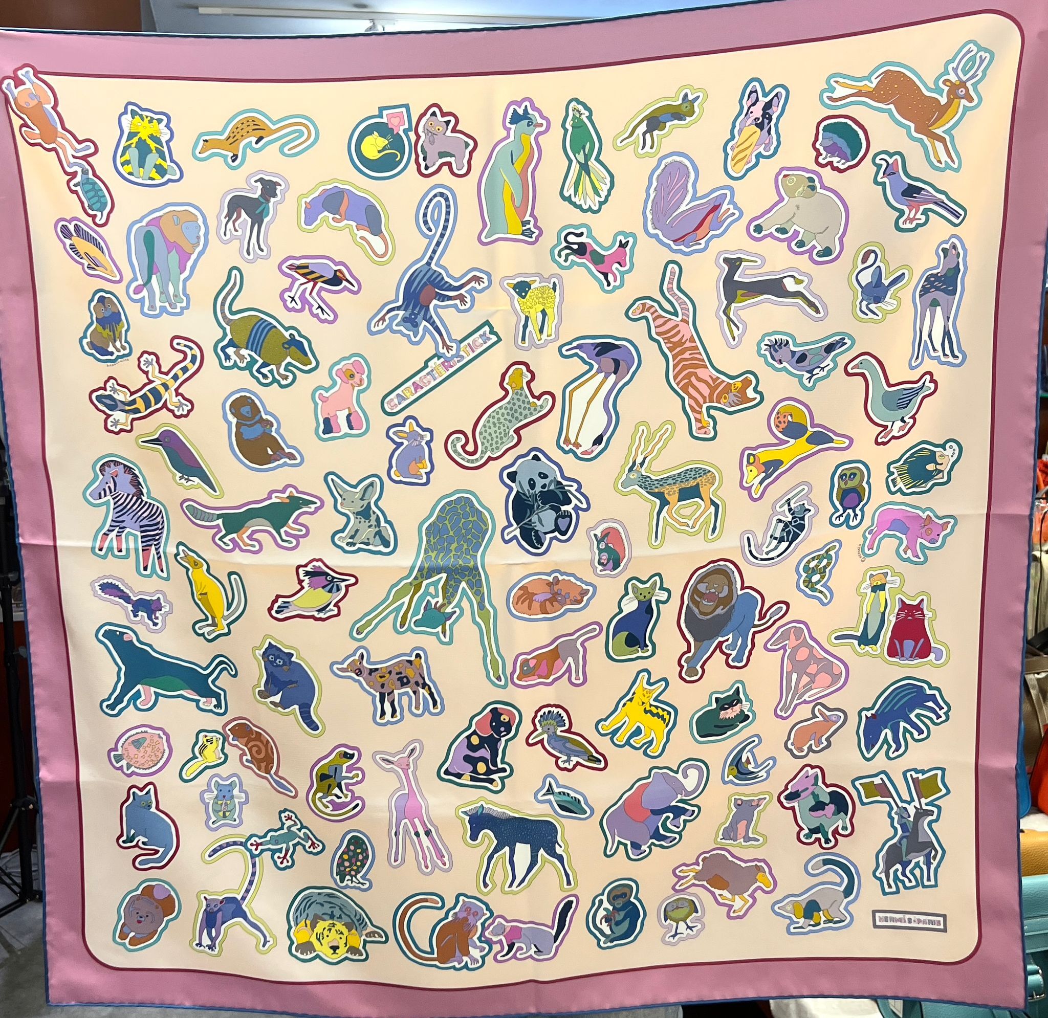 全新HERMES絲巾 90x90cm H904165S 玫瑰粉多色雙面 CARACTERISTICK #BRAND NEW #香榭站正品