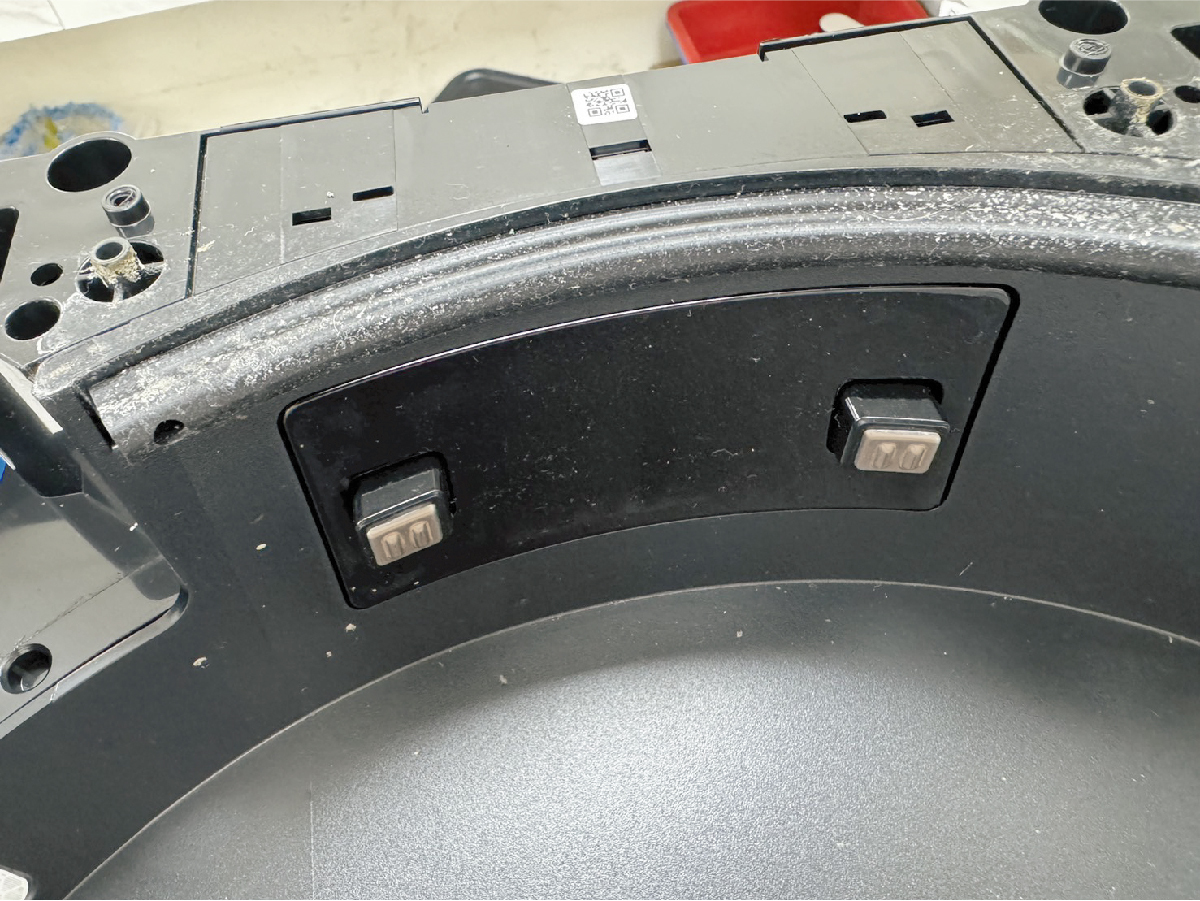 維修前 基座與機身接點氧化