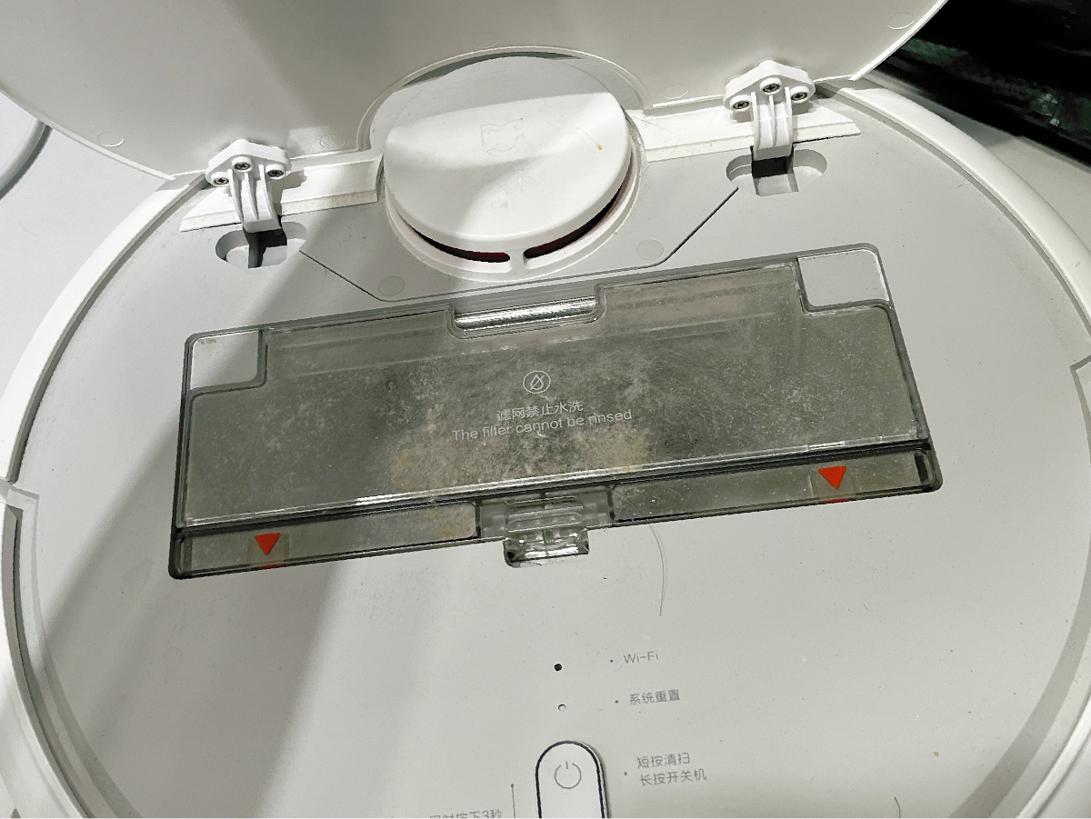 維修前 底部懸崖感測器髒污