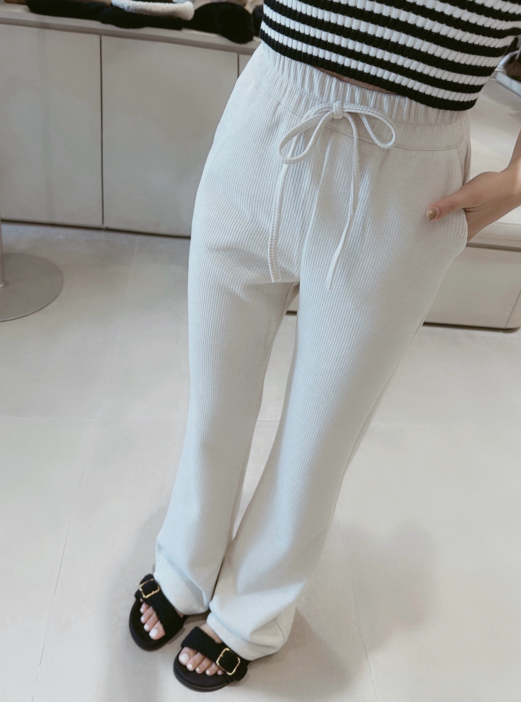 抽繩口袋兔絨坑紋喇叭長褲