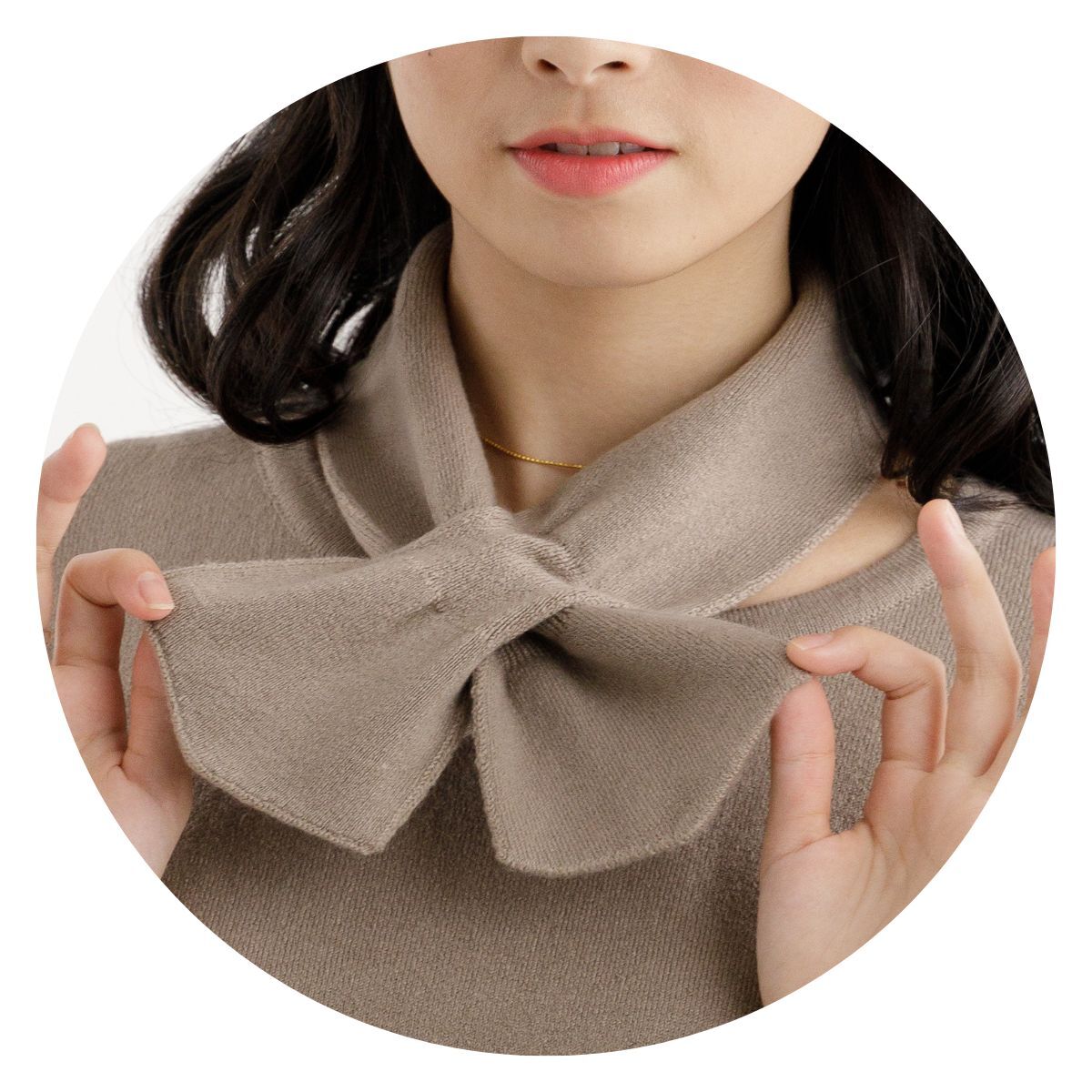 脖圍細節: 側邊開口設計,簡單穿脫一圈套上、輕鬆調整鬆緊度， 小朋友也能自己戴好。