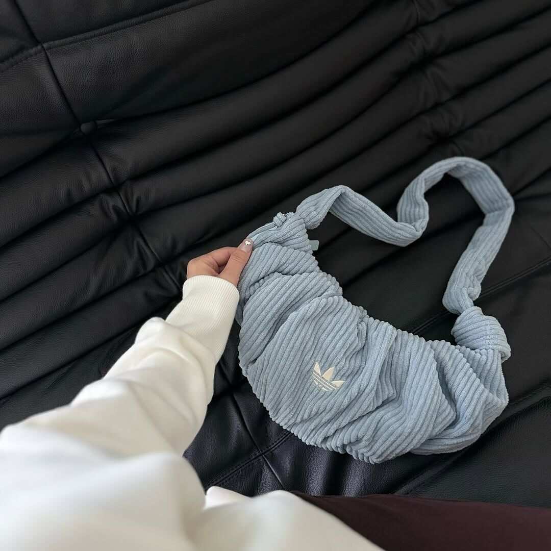 ADIDAS 燈芯絨牛角包 手提包 斜背包 肩背包 可調節 三葉草 焦糖棕 KT0860 寶寶藍 KT0861 / 預購