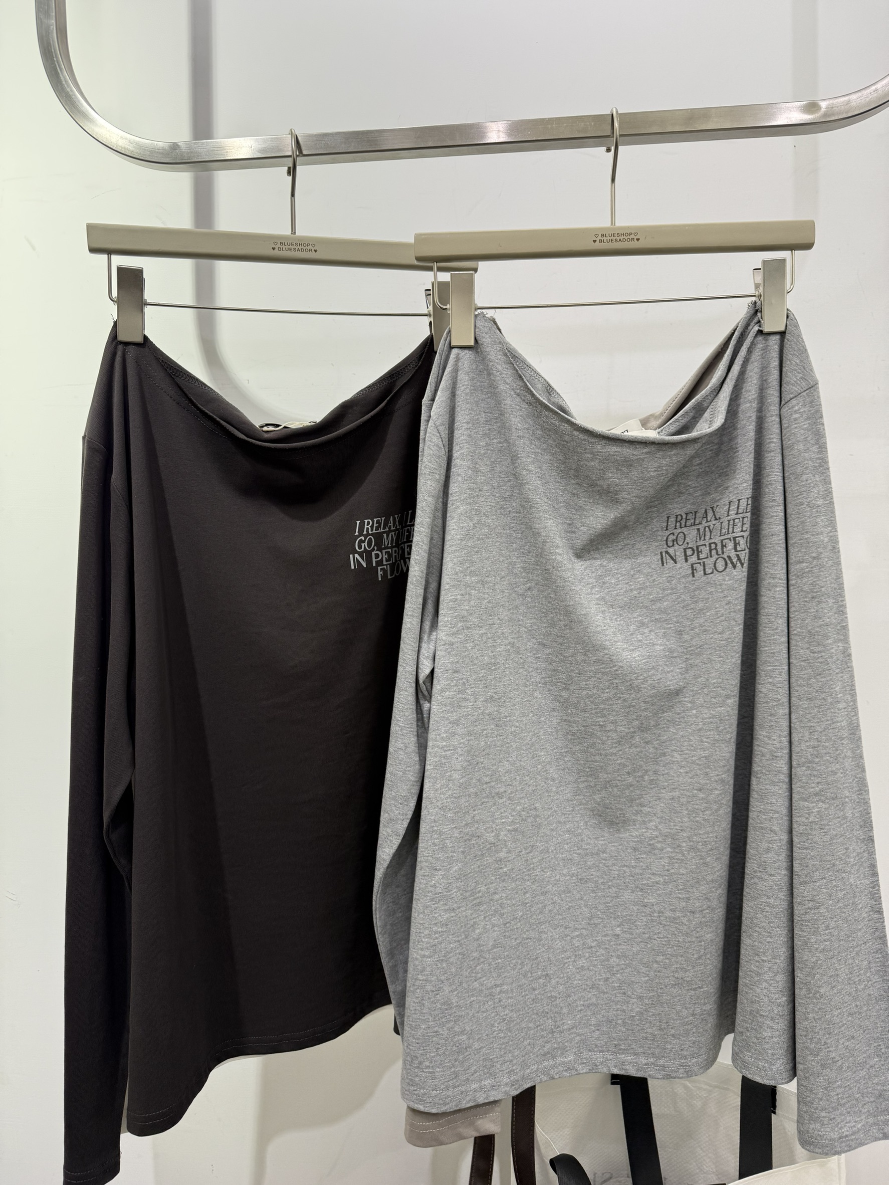 88139 一字領英字寬鬆長袖上衣