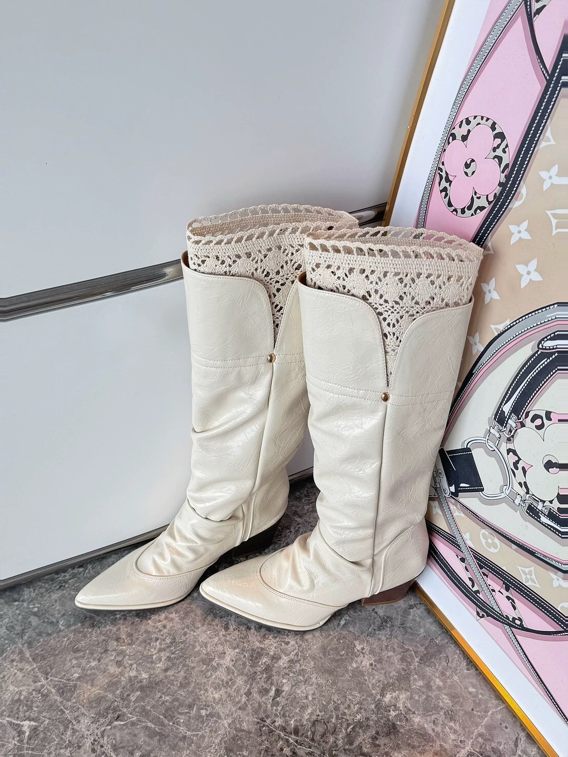 真皮微抓皺復古蕾絲尖頭靴