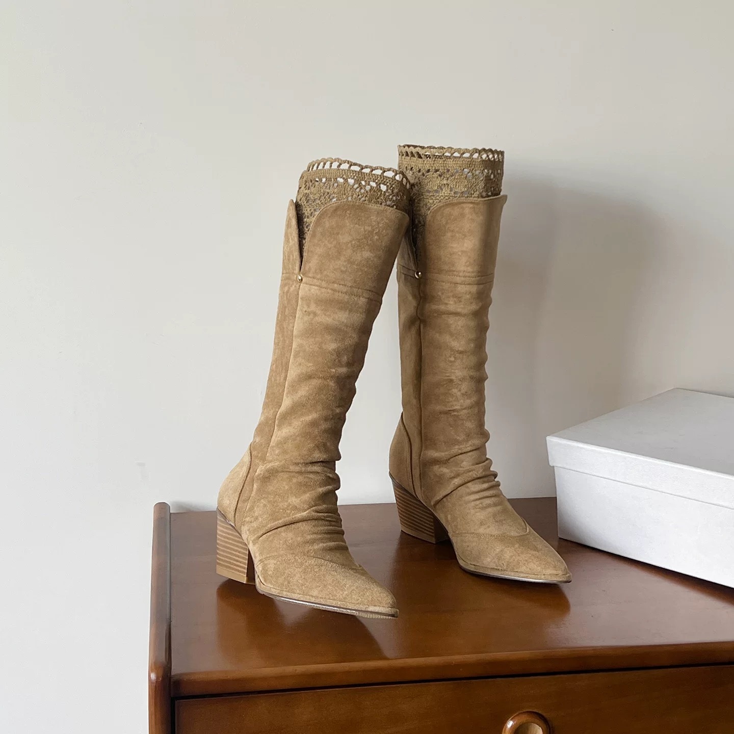 真皮微抓皺復古蕾絲尖頭靴