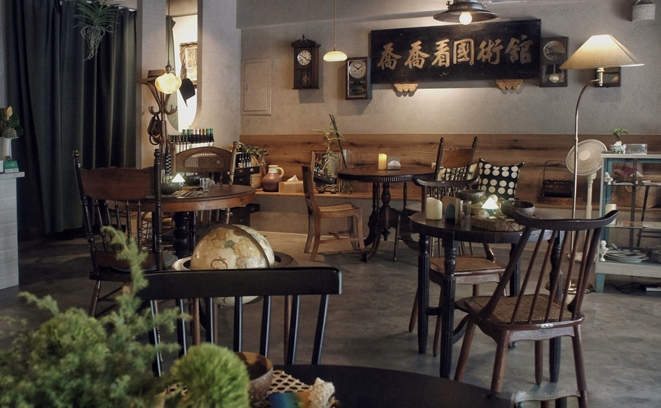 季風獲得米其林推薦的創意蔬食餐廳，目前採全預約制，客家飲食文化為基底，結合創意料理手法。