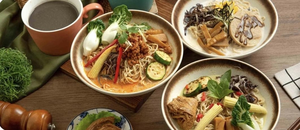 蔬上食以南洋泰式風味為主軸的蔬食餐廳，使用香茅、椰奶、打拋葉等香料入菜，讓人一入口就像飛到熱帶國度。