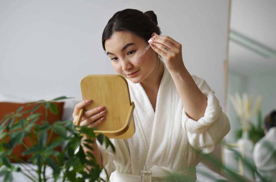 除了最常見的炒菜、涼拌、煎魚外，苦茶油也能拿來當保養油、護髮油。