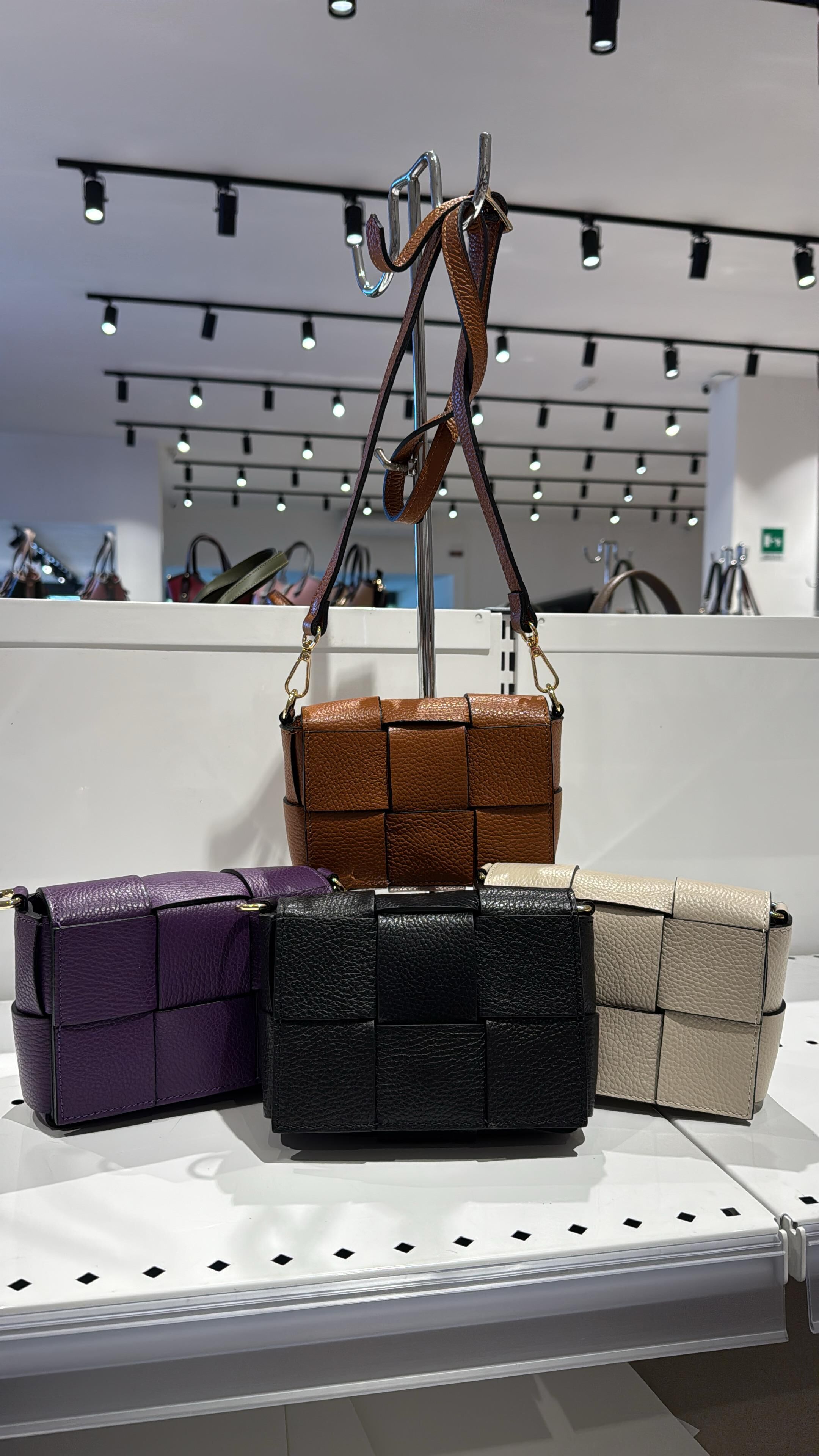 【直播】意大利皮具 LL102626 格仔斜孭包